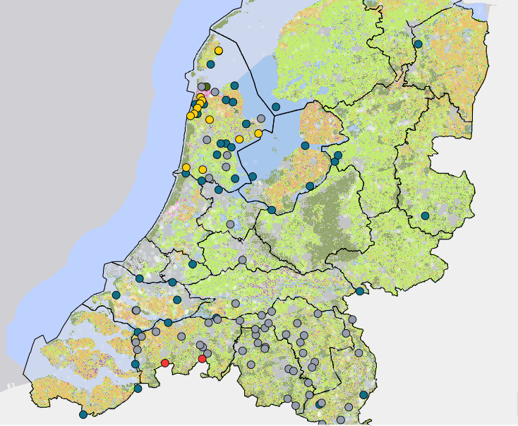 Geen schuldige aanwijzen Zolang het onderzoek niet afgerond is, wil het waterschap niemand met de vinger wijzen, staat in een verklaring. ‘Totdat duidelijk is hoe, wanneer en waar dit middel in het oppervlaktewater terecht is gekomen, kan geen enkele uitspraak worden gedaan of daar ook een schuldige voor is aan te wijzen.’  In Noord-Holland neemt statenlid Willemien Koning van het CDA het op voor de bollensector. Zij vernam van de KAVB dat aanleverende bedrijven als Agrifirm, Crop Life, Van Ieperen en CAV A