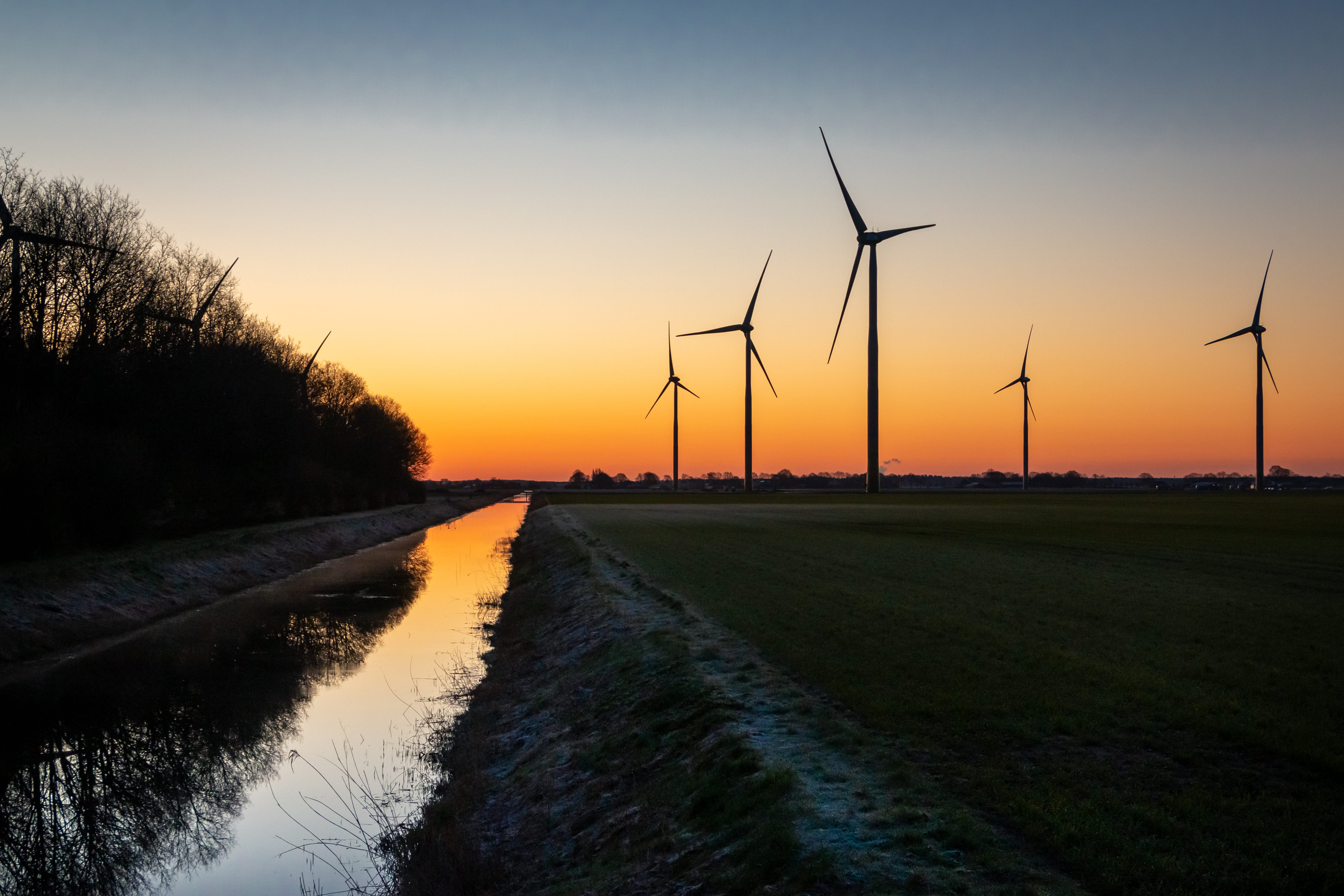 Windturbines bij het Ommerkanaal in Overijssel.