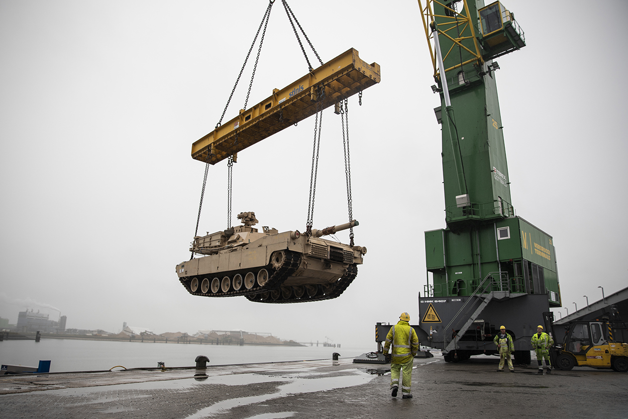 De verplaatsing van een Amerikaanse Abram-tank in oktober 2019 in Vlissingen.