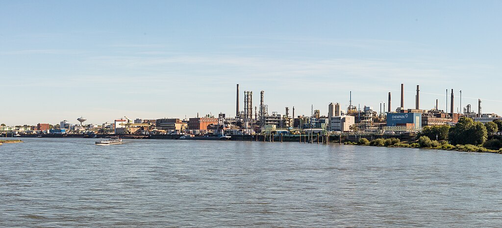 Chempark Leverkusen, gelegen aan de RIjn.