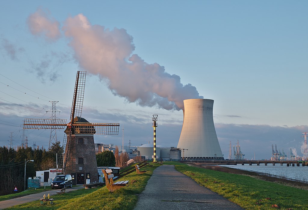 De koeltoren van de Belgische kerncentrale bij Doel.