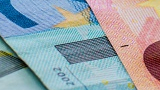 Uitkering-eurobiljetten-geven-Shutterstock.jpg
