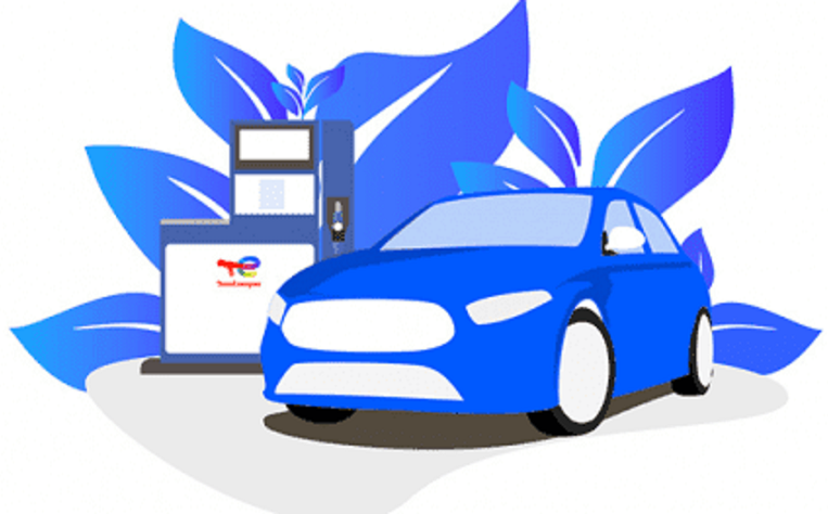 Auto bij blauwe total energies pomp
