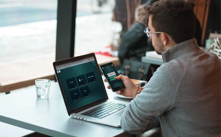 MAn aan het werk achter laptop