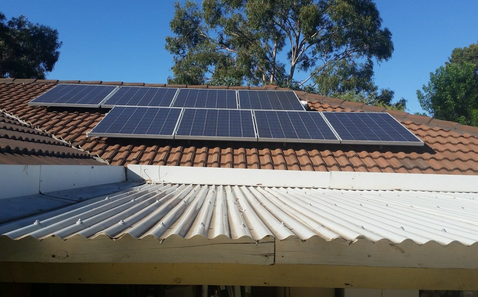 Zonnepanelen op een dak