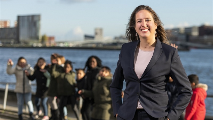 Wethouder Marjolein Moorman, lachend met kinderen op de achtergrond