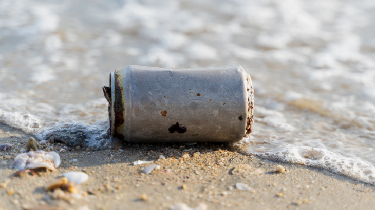 Blikje - zwerfafval op het strand