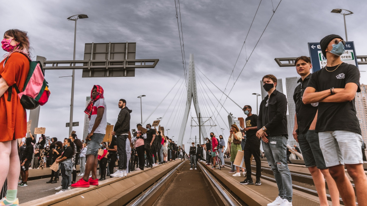 Demonstranten op de Erasmusbrug in Rotterdam