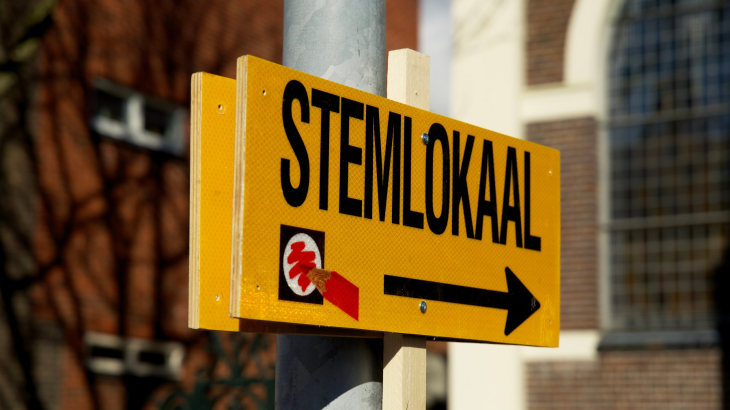 bord met het woord stemlokaal