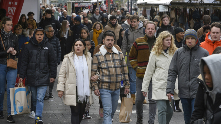 Winkelende mensen in winkelstraat 