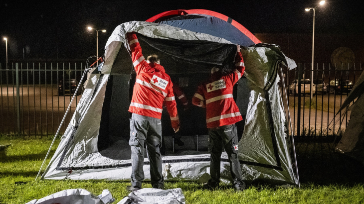 Rode kruis zet noodtenten op in het azc in Ter Apel.