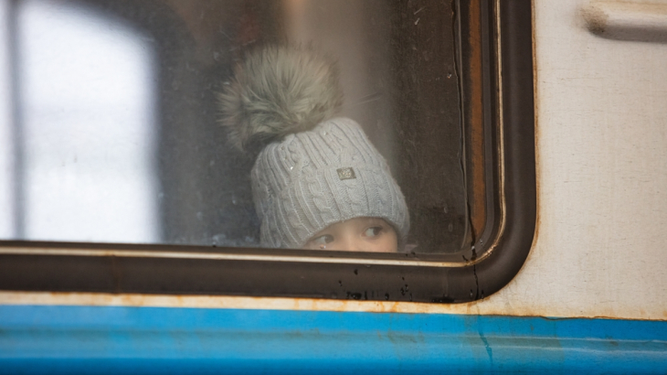 vluchteling oekraine meisje in bus