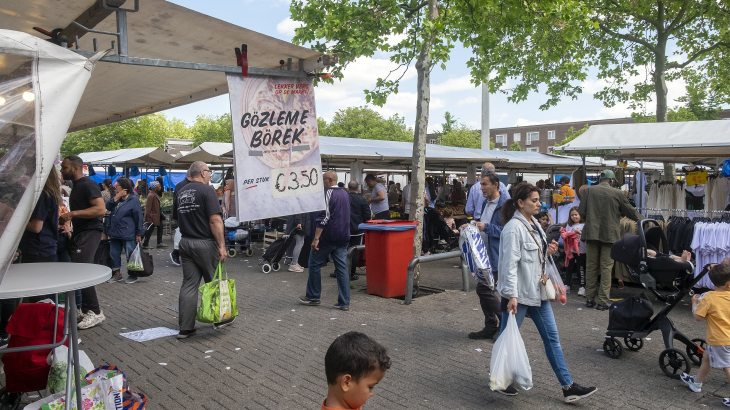 Markt in de wijk Tussendijken, Rotterdam West.