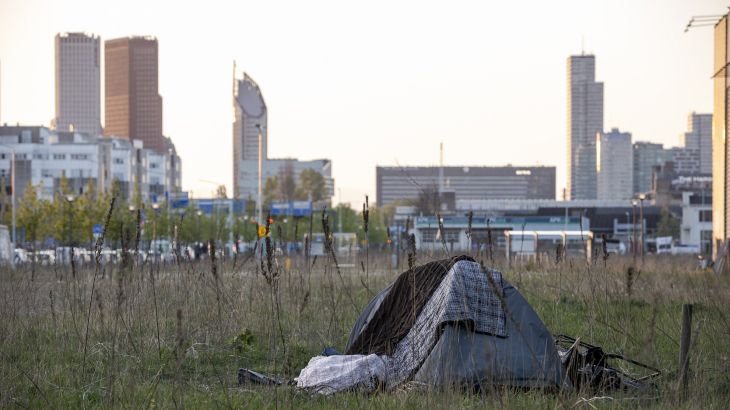 Dakloze man slaapt in tent.