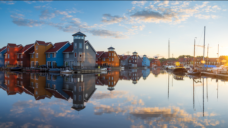 Houten huizen aan het water