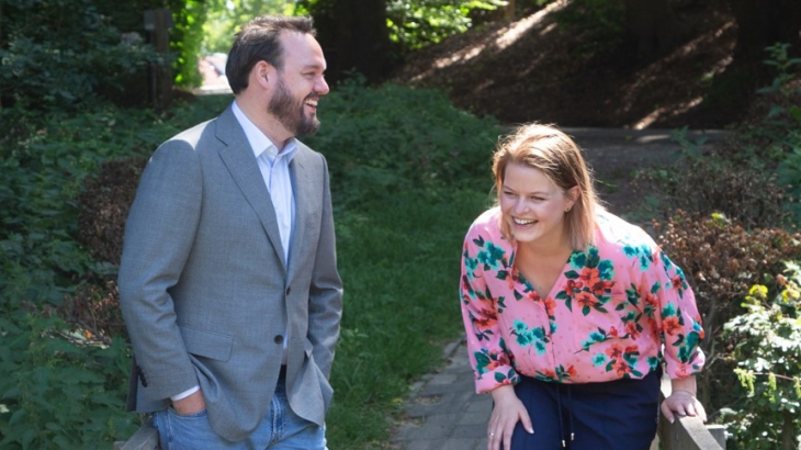 Marinka Mulder en Mark Lauriks op de gemeentegrens.