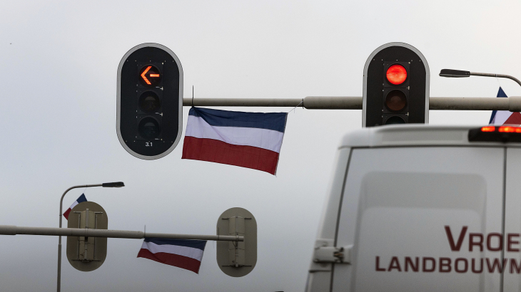 protestvlag aan verkeerslicht