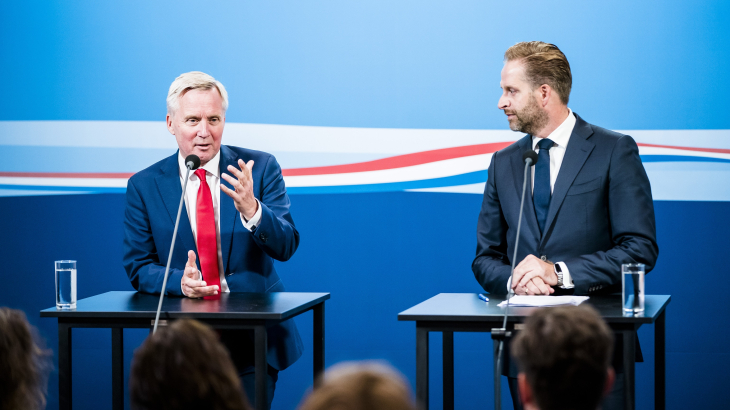 Staatssecretaris Eric van der Burg en minister Hugo de Jonge op vrijdagavond bij een persconferentie over de asielcrisis