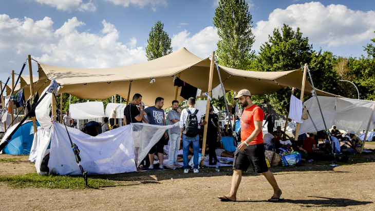 Asielzoekers bij het opvangcentrum in Ter Apel (24 augustus 2022)