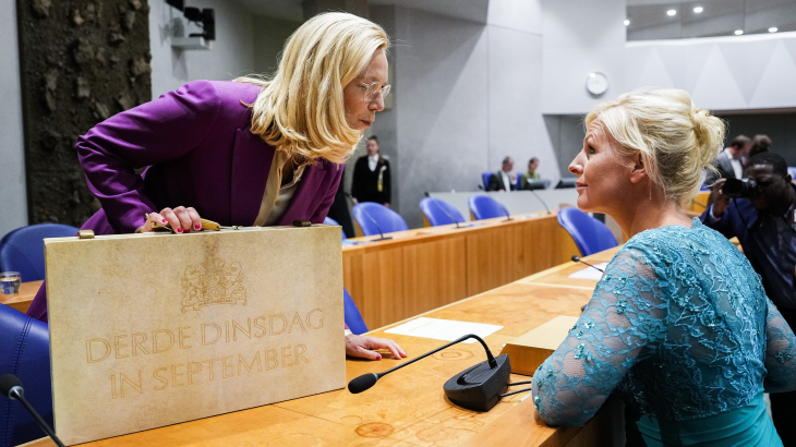 Minister Sigrid Kaag van Financiën (links) en PvdA-Kamerlid Attje Kuiken