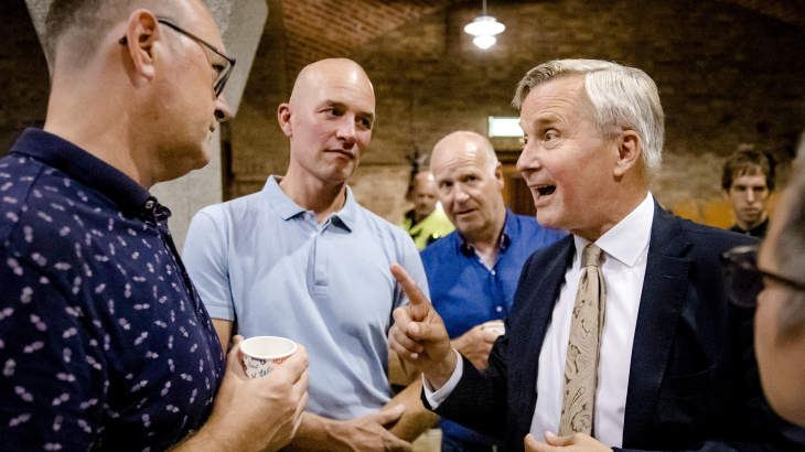 Staatssecretaris Eric van der Burg (Asiel) in gesprek met inwoners tijdens een inloopavond voor omwonenden over de plannen voor een aanmeldcentrum.
