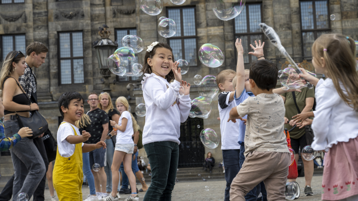 kinderen spelen met bellenblaas op de Dam 