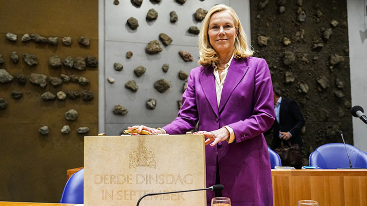 Minister Kaag biedt de Miljoenennota aan