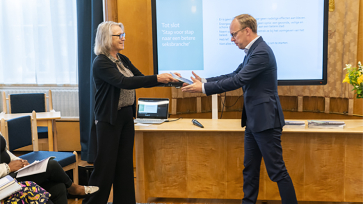 Sorgdrager overhandigt het rapport aan wethouder Eerenberg