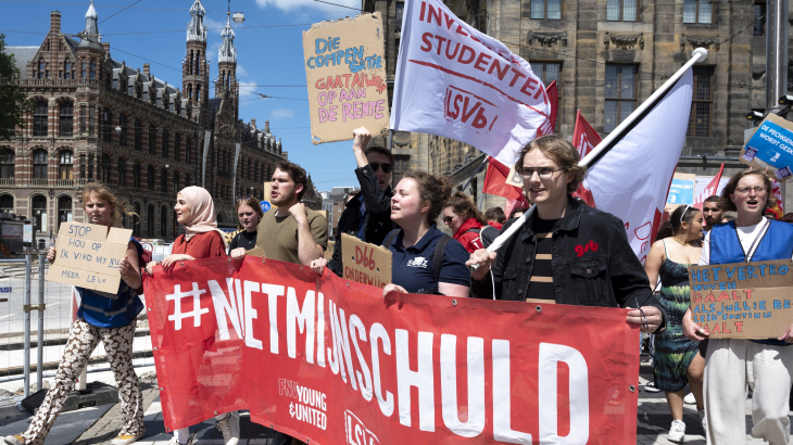 Studenten demonstreren voor een hogere basisbeurs en meer compensatie voor studenten in het leenstelsel.