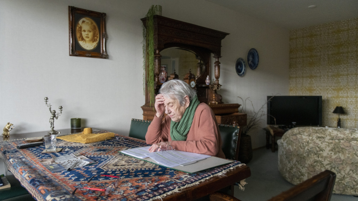 Oudere vrouw in woonkamer