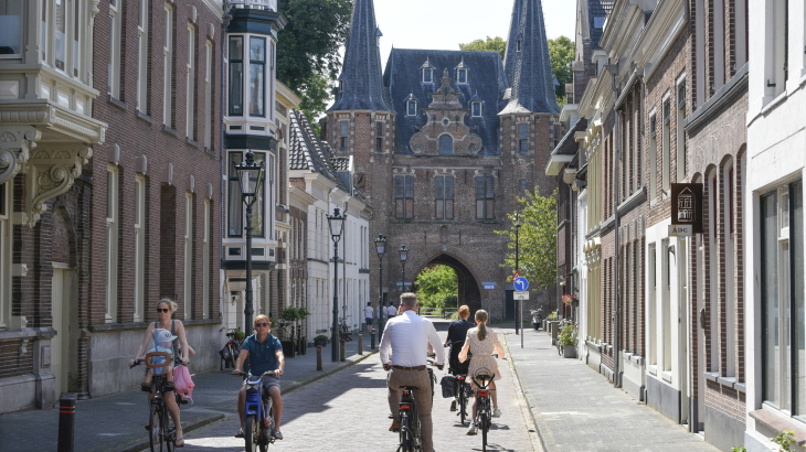 Fietsers in het centrum van Kampen. 