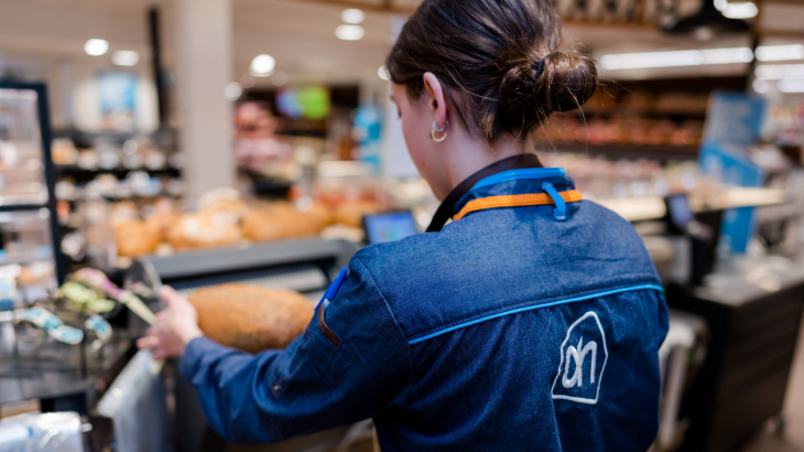 Jonge vrouw aan het werk in de Albert Heijn