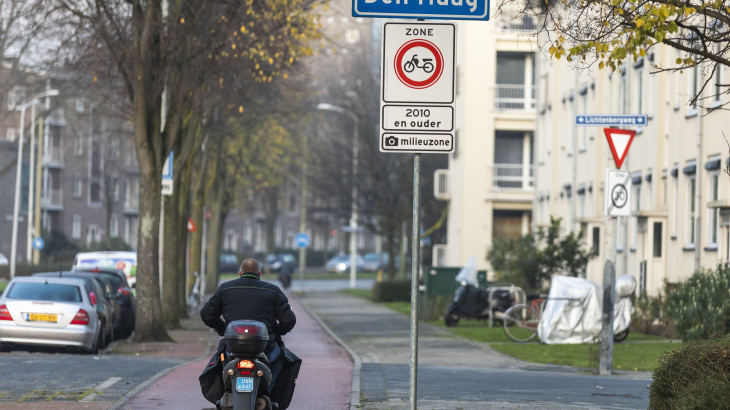 Een milieuzone in Den Haag waar oudere brom- en snorfietsen met een benzinemotor niet mogen komen.