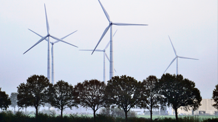 Windmolens in de Achterhoek, vlak op de grens met Duitsland.