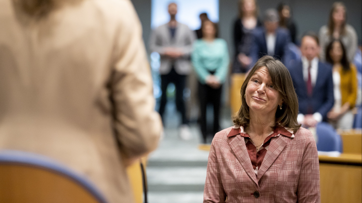 Margrite Kalverboer wordt in de Tweede Kamer beëdigd tot 'substituut-ombudsman'.   