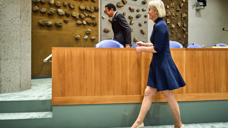 D66-Kamerlid Lisa van Ginneken en D66-minister Franc Weerwind lopen allebei dezelfde kant van de 2de kamer op, lachend.