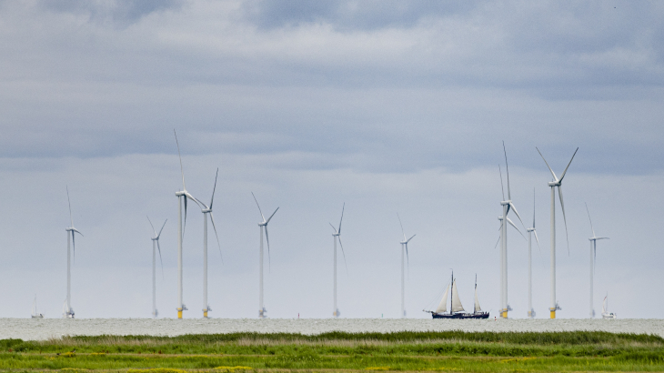 Windmolens op het IJsselmeer, te zien vanuit Friesland.