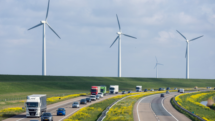 Windturbines langs de A6 bij Lelystad.