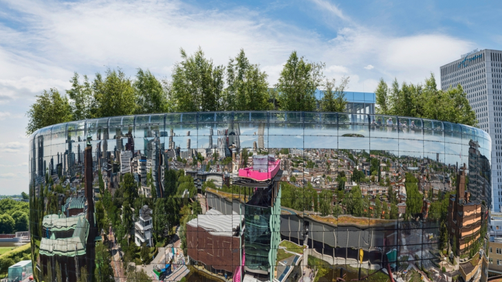 Het nieuwe depot van Museum Boijmans Van Beuningen met bomen op het dak.