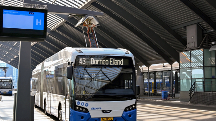 Een elektrische bus in Amsterdam wordt opgeladen.