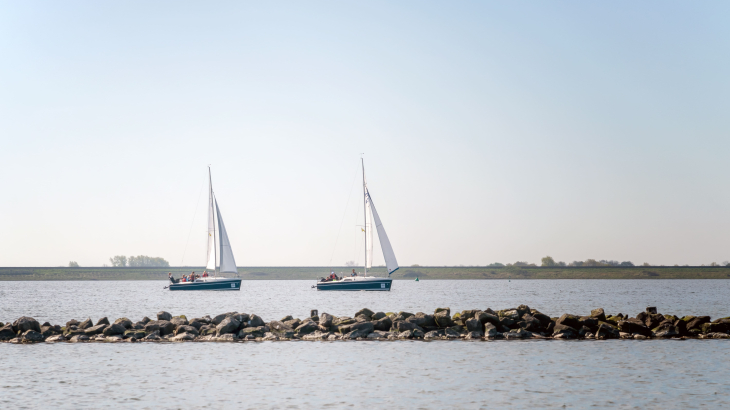 Het Grevelingenmeer tussen de Zeeuwse eilanden Goeree-Overflakkee en Schouwen-Duiveland.