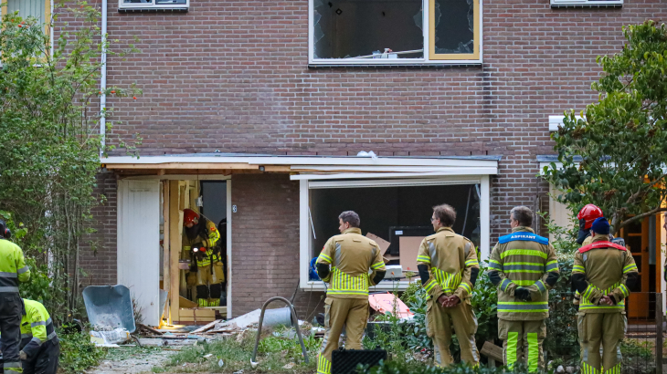 Voorkant van een huis waar een explosie heeft plaatsgevonden