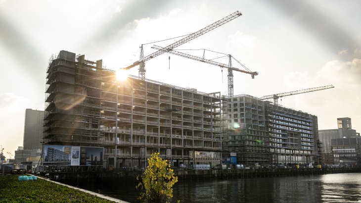 Bouw van een nieuwe woontoren aan de Rijnhaven in Rotterdam, in december 2022. 