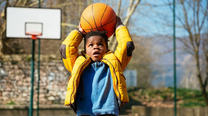 Jongen basketbal