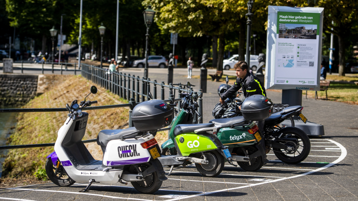 Deelscooters op speciale parkeerplekken in Rotterdam.