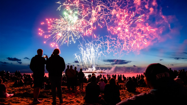 vuurwerk vanaf strand