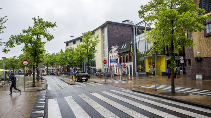 Het Gedempte Zuiderdiep in Groningen, waaraan één van de gemeentekantoren staat die op vrijdagen dicht blijven.