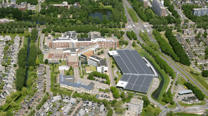 Een luchtfoto van Ede, met zonnepanelen zichtbaar op het ziekenhuis Gelderse Vallei.