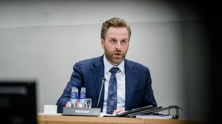 Minister De Jonge van Volkshuisvest tijdens een commissiedebat in 2022 over de woningbouwopgave.