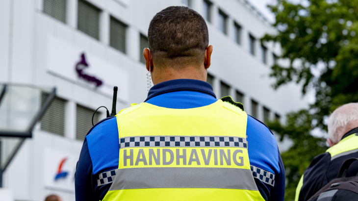 Een boa-handhaver in de stad Utrecht.